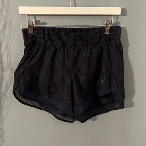 Athleta Mesh Racer Run Short 4”. XS, Dress Blue Python print.